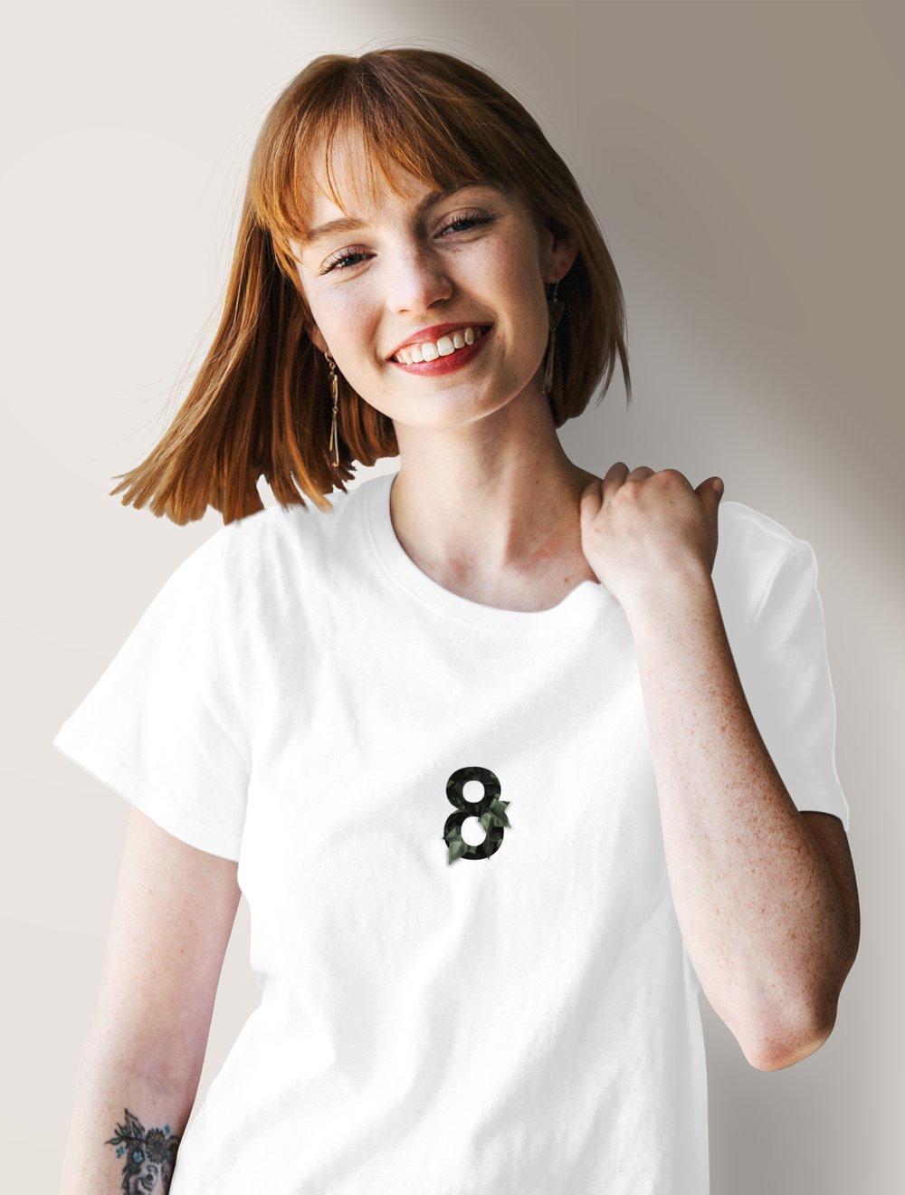 8 Rakamlı Sarmaşık Baskılı Beyaz Bisiklet Yaka T-shirt